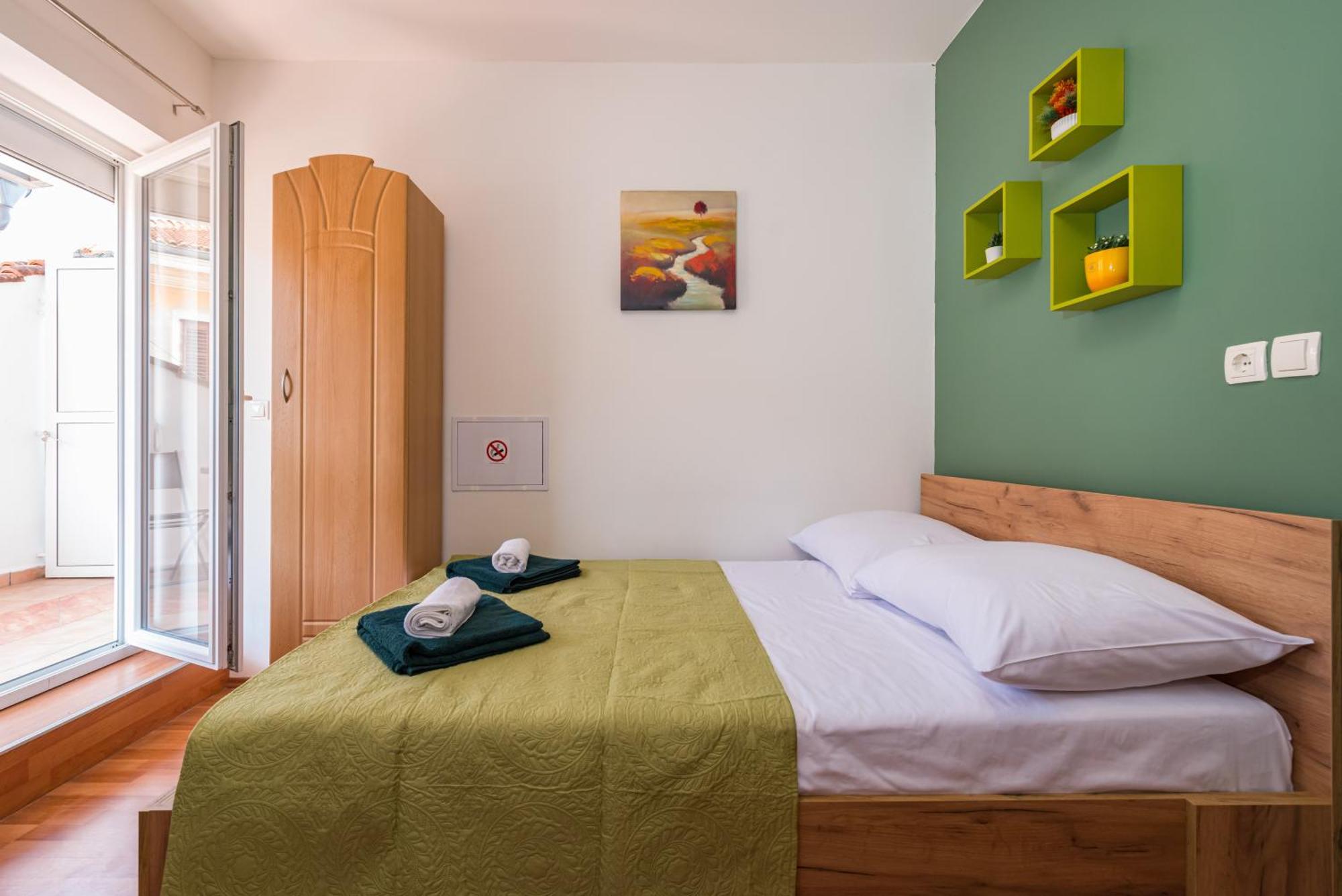 And 2 Walls Apartament