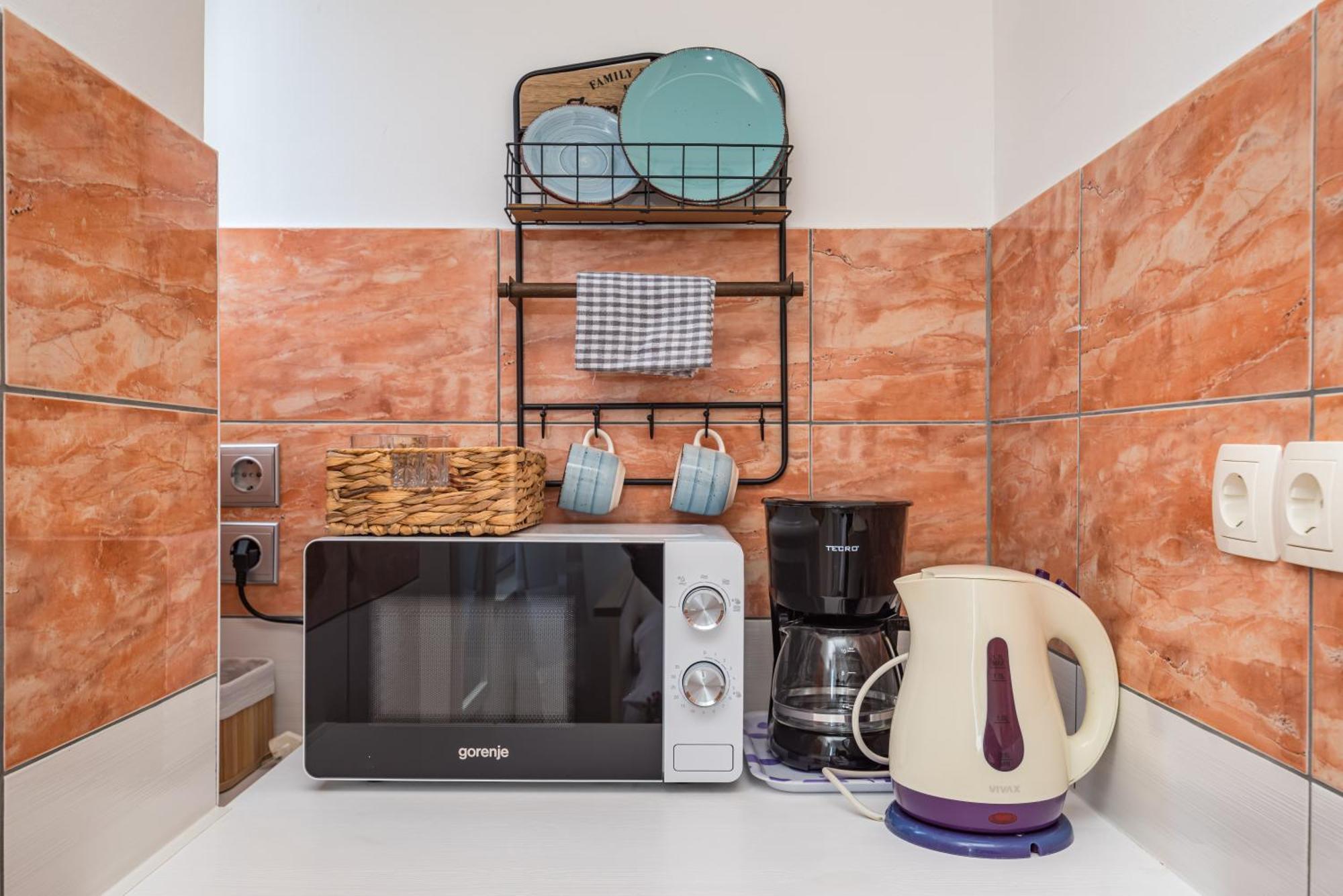 Apartament And 2 Walls *