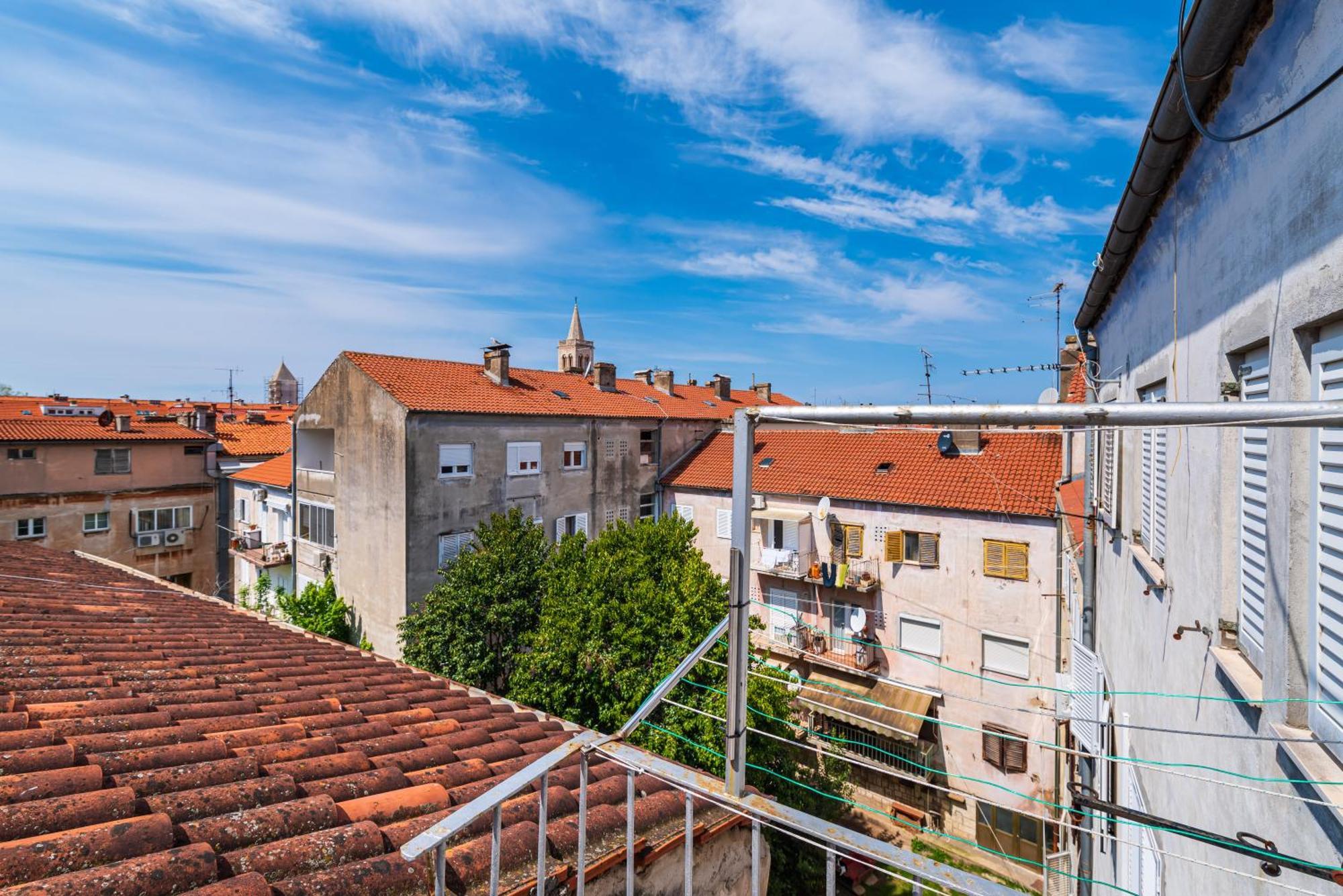 And 2 Walls * Zadar