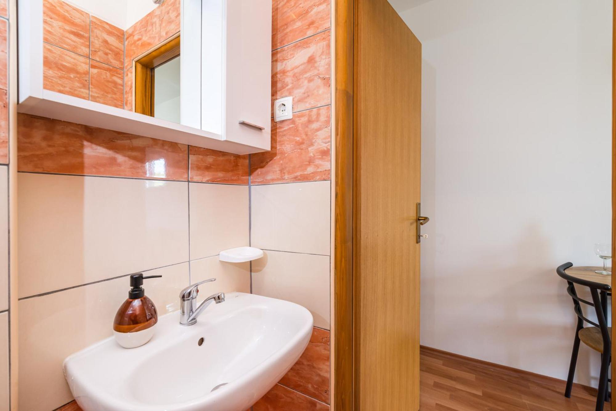 And 2 Walls Apartment *